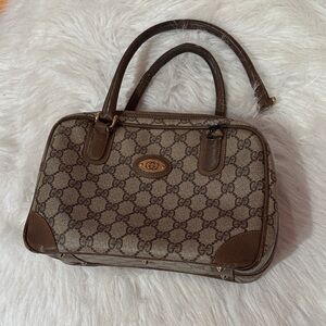 READ Gucci Tan and Brown Shoulder Bag Vintage